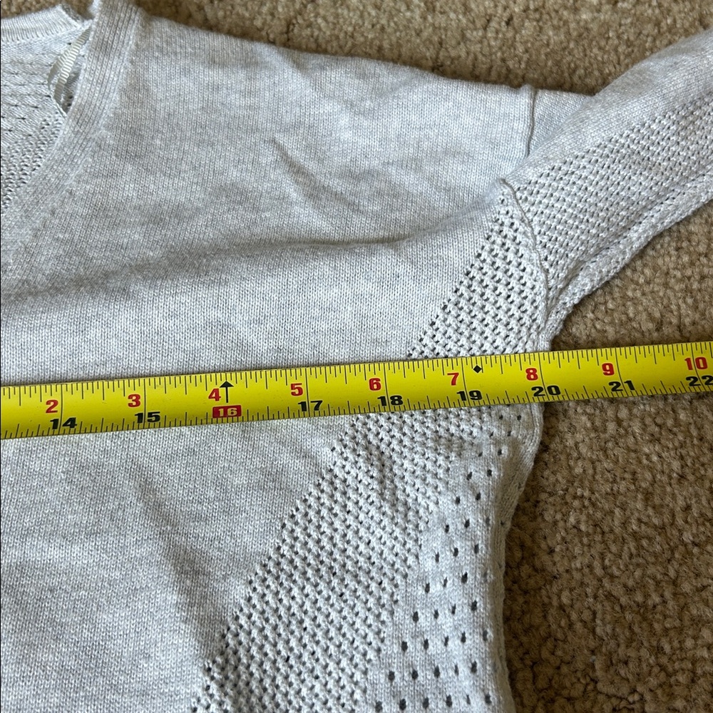 LULULEMON Still Movement V-Neck Sweater Light Gray Womens Size 6 - Picture 6 of 9